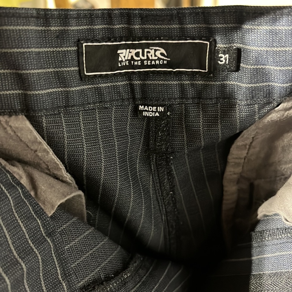 Ripcurl Men's 11" Black Grey Pinstripe Cargo Board Shorts Size 31 - Picture 5 of 9